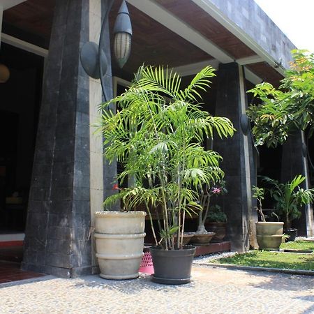 Puri Minggiran Guesthouse Yogya Yogyakarta Exterior photo