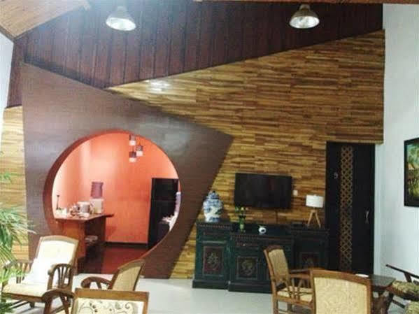 Puri Minggiran Guesthouse Yogya Yogyakarta Exterior photo