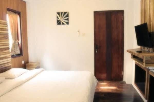 Puri Minggiran Guesthouse Yogya Yogyakarta Exterior photo
